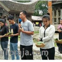 lecehkan-leluhur-toraja-dua-wisatawan-menangis-jalani-hukum-adat