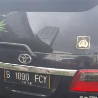arogansi-pengendara-fortuner-menodongkan-pistol-karena-malas-antri