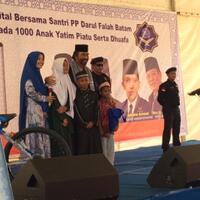 tiru-jokowi-surya-paloh-bagikan-sepeda-untuk-santri