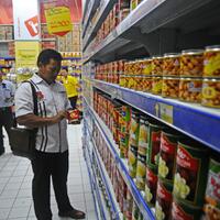 warga--puasa--makan-ikan-kalengan