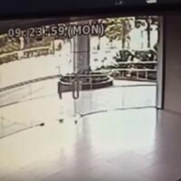 pintu-kaca-sebuah-gedung-mendadak-pecah-keanehan-terlihat-saat-petugas-periksa-cctv