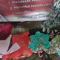 pkl-tanah-abang-gelar-dagangan-di-depan-kantor-ombudsman