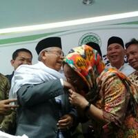 datangi-mui-sukmawati-cium-tangan-kh-maruf-amin