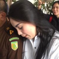 hadiri-sidang-di-pengadilan-negeri-jakarta-selatan-jennifer-dunn-diam-dan-menunduk