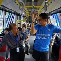 diam-diam-sandiaga-naik-transjakarta-ke-kantor