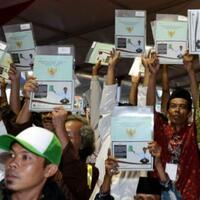 ada-foto-jokowi-di-sertifikat-tanah-yang-dibagikan-ke-masyarakat-sukabumi