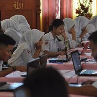 siswa-di-palu--kuras-otak--jawab-soal-unbk