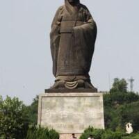 patung-raksasa-kaisar-pertama-china-roboh-tertiup-angin