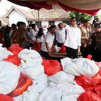 istana-pastikan-tak-ada-uang-di-paket-sembako-jokowi