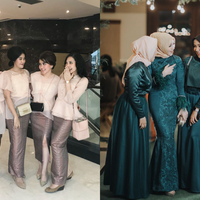 9-inspirasi-gaun-ini-pas-banget-buat-bridesmaid-yang-ingin-tampil-elegan-dan-anggun