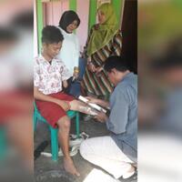 dapat-kaki-palsu-dari-mensos-amin-syam-terimakasih-banyak-pak