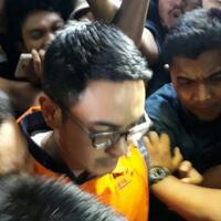 istri-dan-orang-tua-datang-ke-tahanan-zumi-minta-dibawakan-alquran-dan-buku-agama
