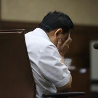 novanto-baca-puisi-di-pengadilan