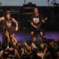 konser-di-jakarta-counterparts-suguhkan-aksi-liar-di-panggung