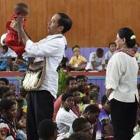 jokowi-diangkat-jadi-panglima-perang-oleh-suku-asmat