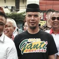 ahmad-dhani-pakai-kaus-2019gantipresiden-di-sidang-perdana
