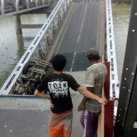 breaking-news-jembatan-babat--tuban-ambrol