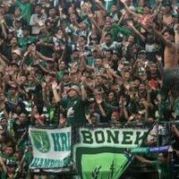 nasi-bungkus-jinakkan-ribuan-bonek-di-stadion-sultan-agung
