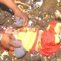 ritual-unik-di-india-ceburkan-bayi-di-kotoran-sapi