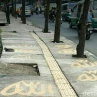 heboh-tulisan-allah-di-trotoar-leuwipanjang-bandung