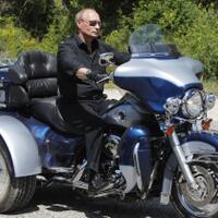 mirip-jokowi-vladimir-putin-juga-hobi-motoran