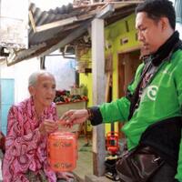 cerita-inspiratif-ojek-online-tiap-hari-antar-makanan-ke-lansia