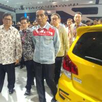 jokowi-datang-ke-iims-dengan-jins-andalan-yang-sudah-dikancing