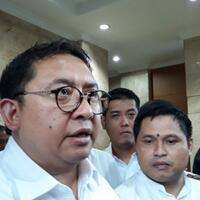 fadli-zon-tuai-pujian-saat-unggah-foto-dirinya-kenakan-blangkon-dan-keris