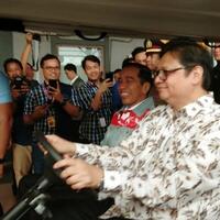 saat-airlangga-hartarto-jadi-sopir-joko-widodo-di-iims-2018