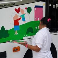 bus-transjakarta-dilukis-sepuluh-anak-berkebutuhan-khusus