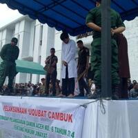 dua-pelaku-prostitusi-online-di-aceh-dihukum-12-kali-cambukan