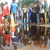 alun-alun-cicalengka-tergenang-air-dari-botol-miras-yang-dimusnahkan