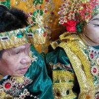 bikin-iri-pria-jomblo-pensiunan-pns-ini-nikahi-gadis-17-tahun