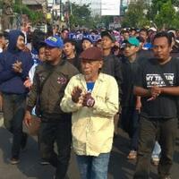 aksi-ratusan-aremania-datangi-kantor-arema-fc-dapat-pengawalan-ketat-petugas-keamanan