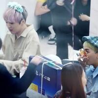 9-hadiah-berharga-dan-unik-yang-diberikan-penggemar-untuk-idol-saat-fan-meeting