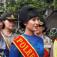 inilah-bripda-diah-anggota-polri-yang-mengajar-puluhan-anak-yatim-piatu