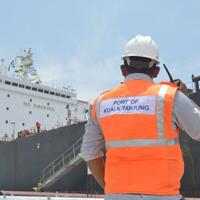 kapal-tanker-mt-mars-bersandar-di-pelabuhan-kuala-tanjung