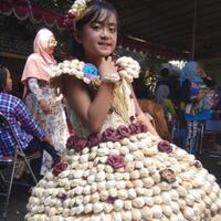 wow-retno-sulap-kulit-jagung-jadi-gaun-bagus-nan-unik