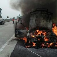 mobil-mercedes-benz-habis-terbakar-di-jalan-tol-bawen-salatiga