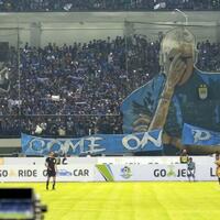 hal-yang-dilakukan-panpel-persib-agar-tak-terjadi-pelemparan-botol-ke-lapangan