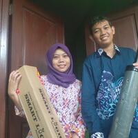 satria-dan-nunung-hasilkan-energi-lampu-taman-cantik-dari-tanah-merah