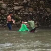 sempat-dikira-boneka-bocah-15-tahun-tewas-di-sungai-ciliwung-bogor