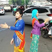 bripda-bella-tak-kesulitan-mengatur-lalu-lintas-meski-kenakan-kebaya