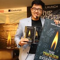 anak-berumur-16-tahun-meluncurkan-buku-berjudul-the-trigger-to-everything