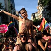 perempuan-turki-gelar-aksi-protes-kebebasan-berpakaian