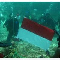 221-wanita-penyelam-kibarkan-bendera-di-bawah-laut-situbondo