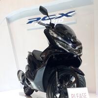 penampilan-perdana-honda-pcx-hybrid-di-iims-2018