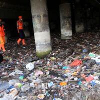 kata-sandiaga-sampah-di-kolong-tol-wiyono-sudah-ada-dari-zaman-orde-baru