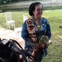 menteri-siti-nurbaya-mengaku-setahun-hanya-2-atau-3-kali-memakai-kebaya