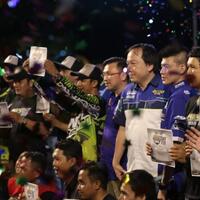 iwan-fals-jadi-bintang-di-arena-maxi-yamaha-day-pantai-losari-makassar